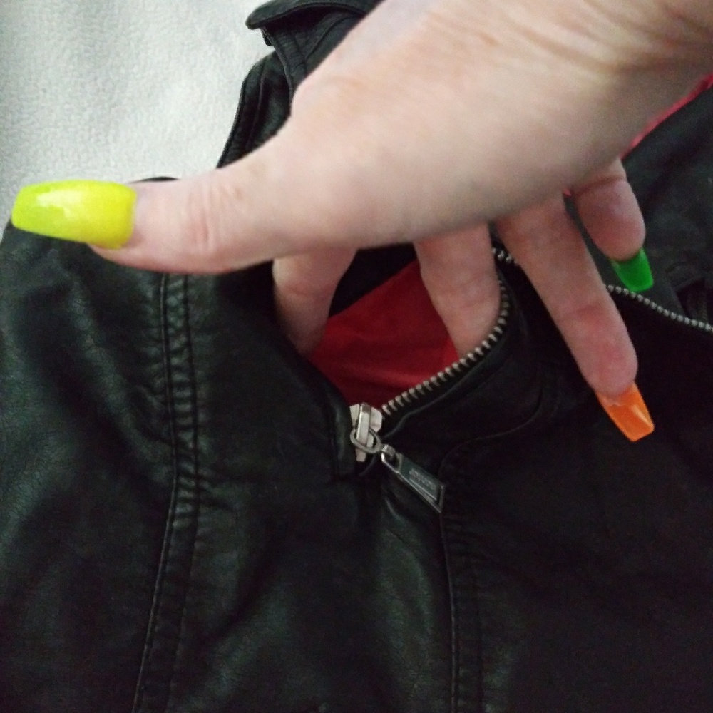 Vest - Picture 2 of 8